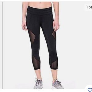 Athleta Aura  Sonar Mesh Capri Cropped Legging Black Stretch Size S